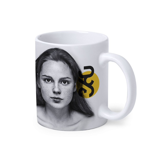 Image d'un mug personnalisé élégant avec une photo d'une jeune femme imprimé autour. Le mug illustre un outil de marketing efficace pour renforcer la présence de la marque.